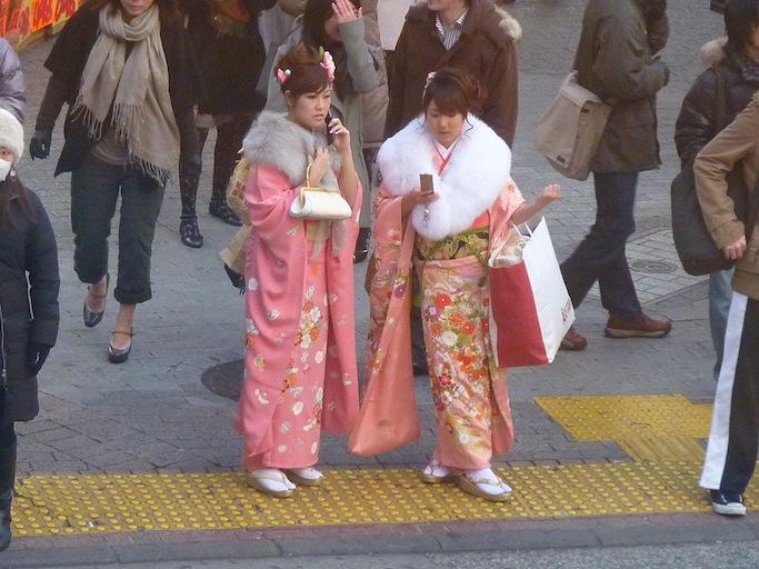 Elegant women in Tokyo - Japan travel tips