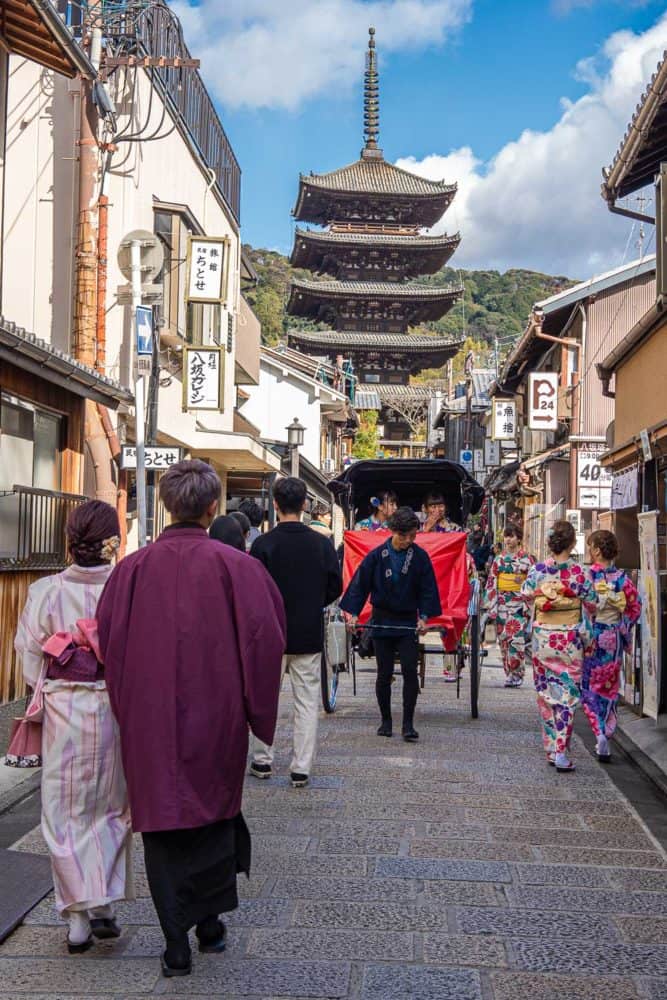 Tourists in kimono and a rickshaw on Yasaka-dori, Kyoto