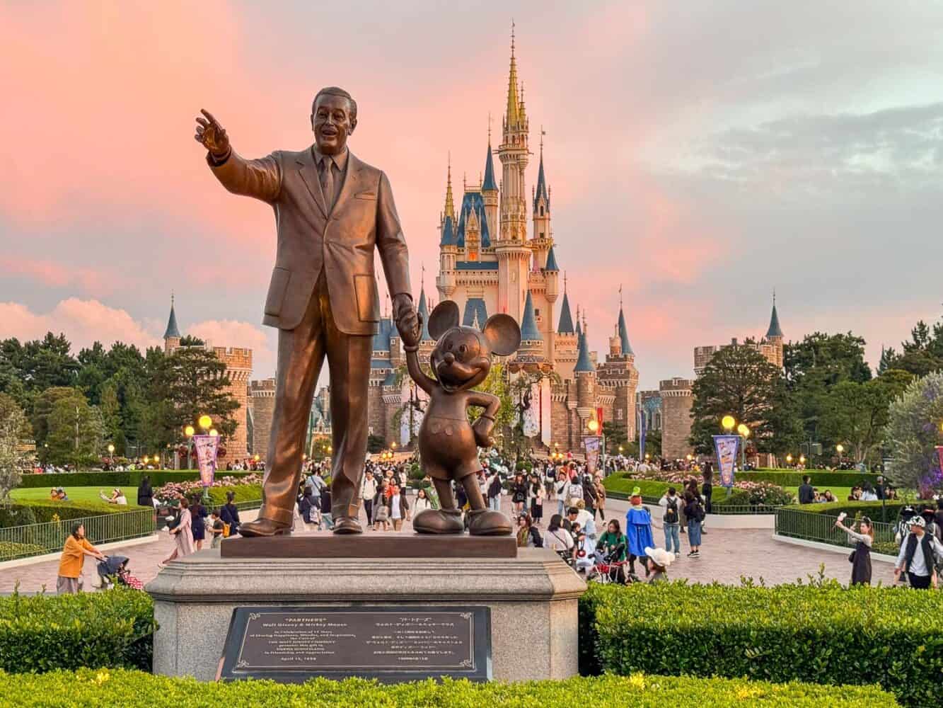 14 Best Tokyo Disneyland Rides For Adults